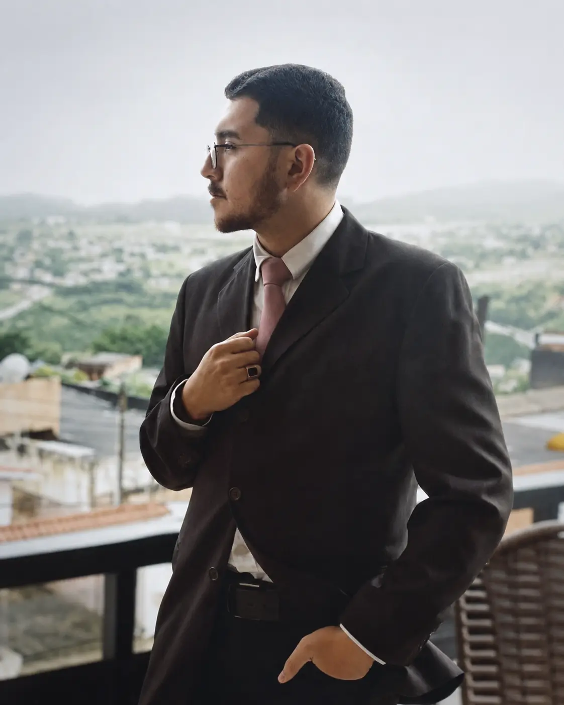 Lucas Paulino de terno em Garanhuns, Pernambuco